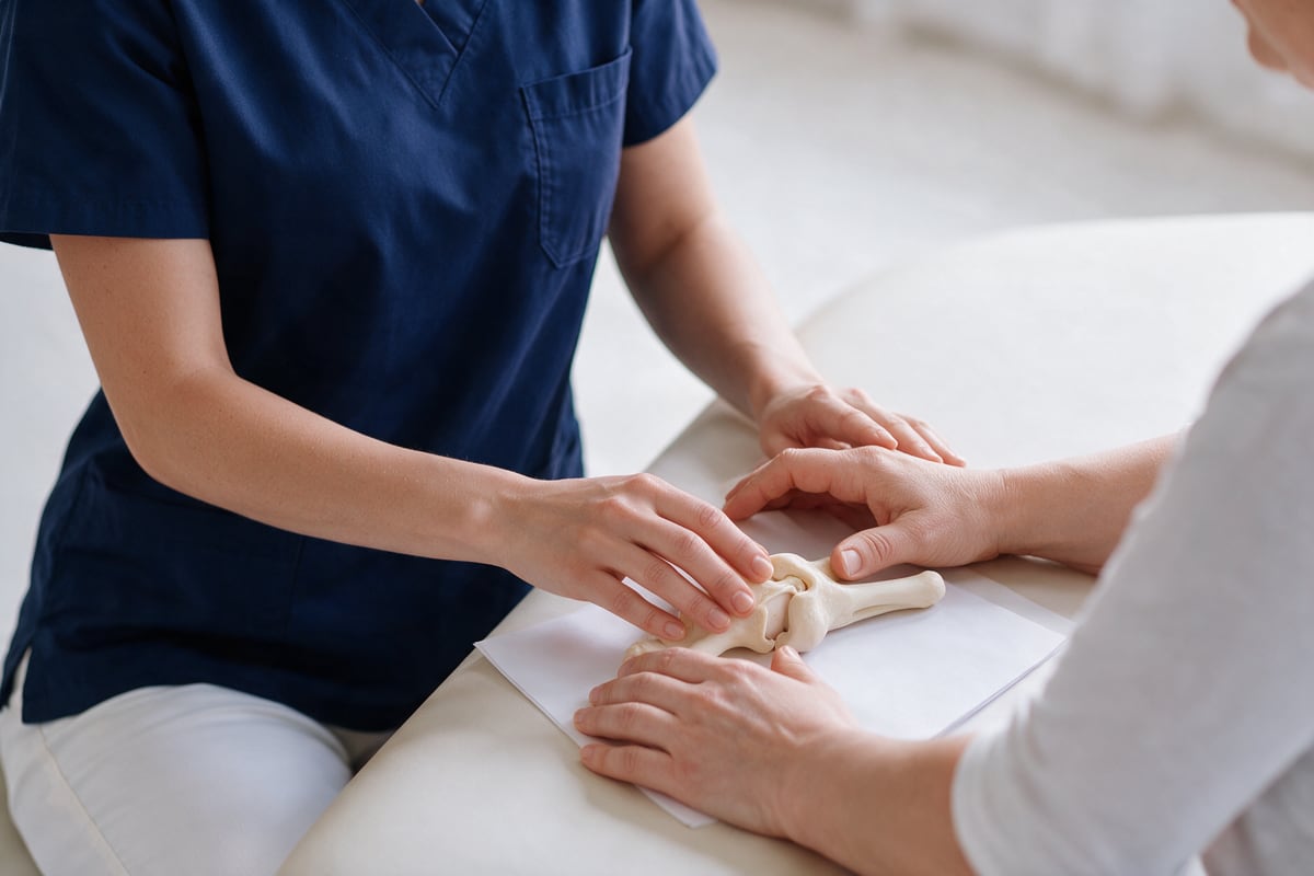 Arzt und Patientin besprechen gemeinsam den individuellen Therapieplan.