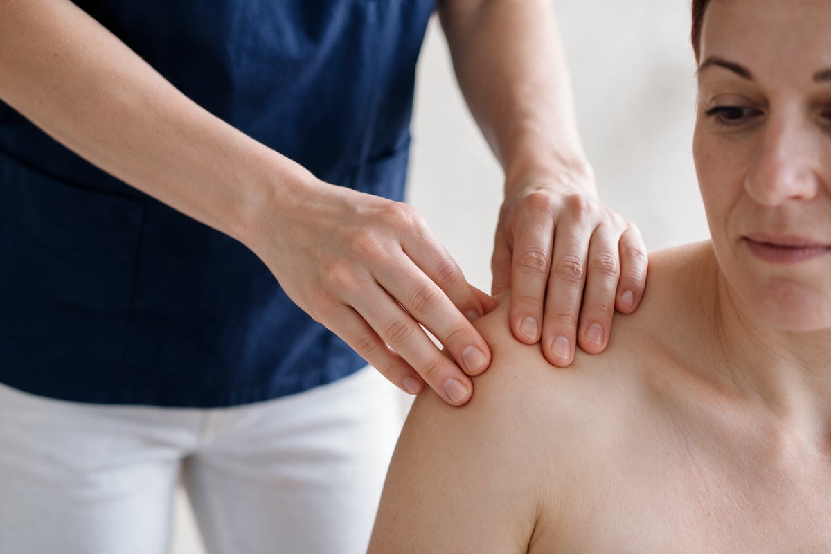 Triggerpunkttherapie im Schulterbereich.