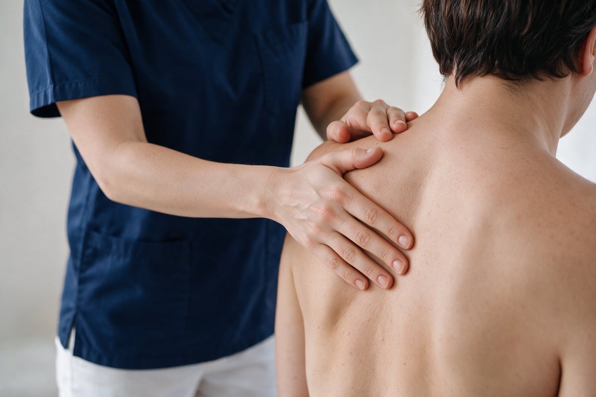Heilmassage im Schulterbereich.