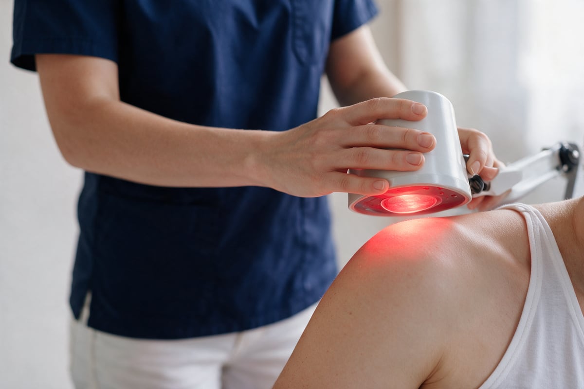 Rotlicht-Wärmetherapie am Knie.